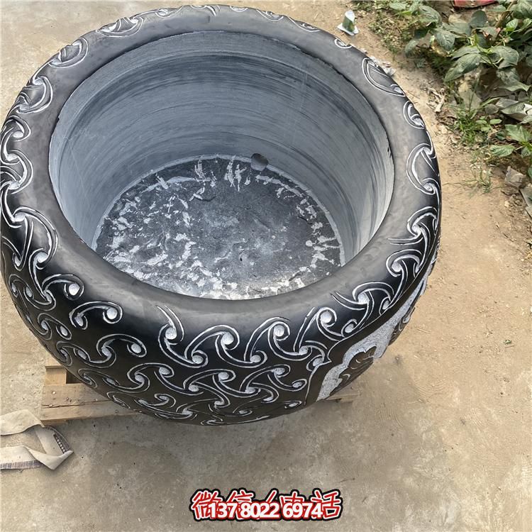 仿古大理石浮雕花紋花盆，營造優(yōu)雅庭院空間