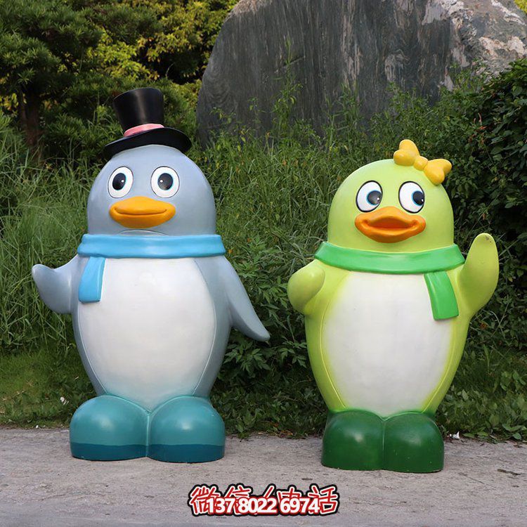 玻璃鋼彩繪企鵝景觀公仔，為幼兒園戶外擺件