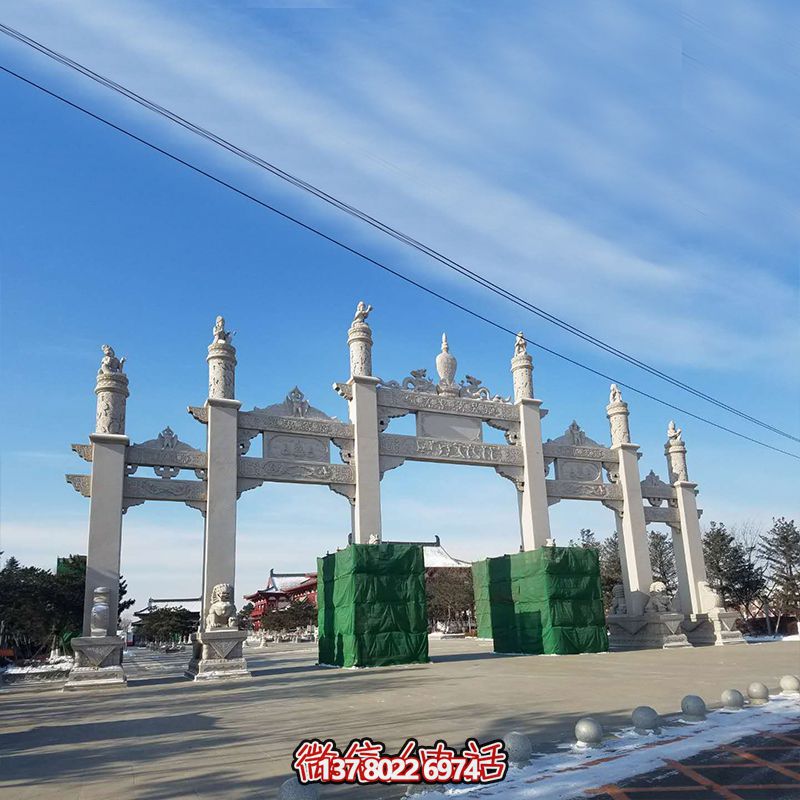 新款漢白玉牌坊，美觀而古樸的石六柱，為寺院和景區(qū)增添靈氣