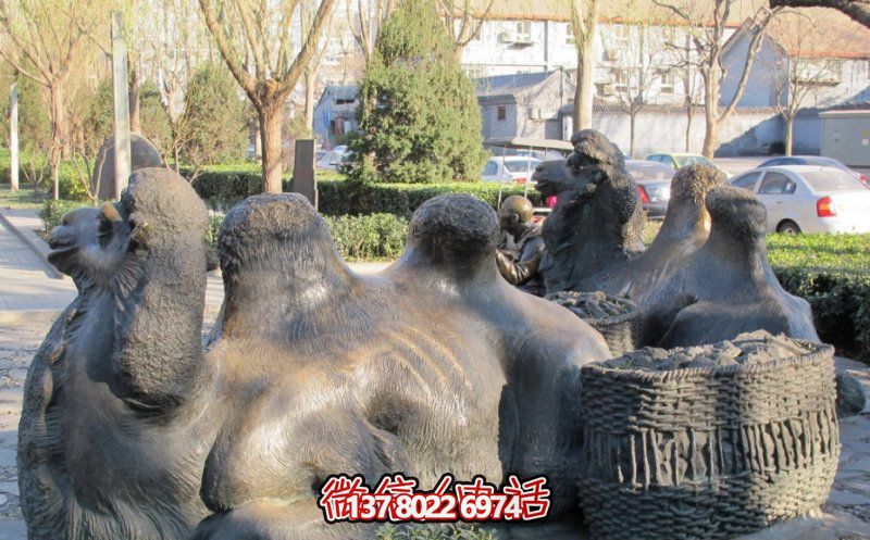 玻璃鋼駱駝雕塑，欣賞公園里歪頭看玻璃創(chuàng)意