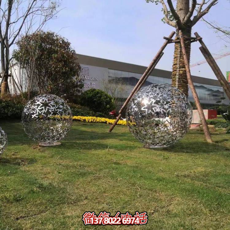 藝術(shù)雕塑裝置以不銹鋼和樹葉為原料，鏤空球造型，為戶外廣場和草坪增添藝術(shù)氣息
