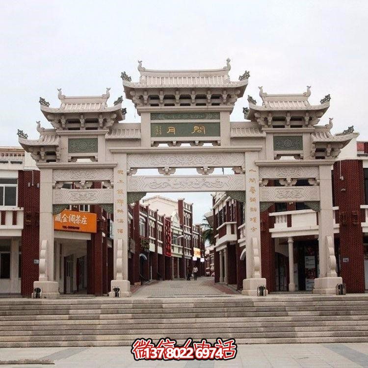精美中式三門牌坊，裝飾大理街道