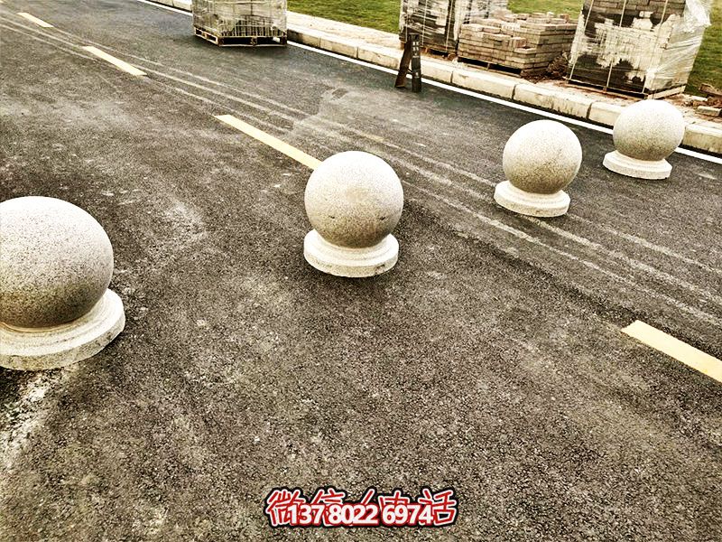 球形路障，為小學(xué)路邊擺放的安全隔離車