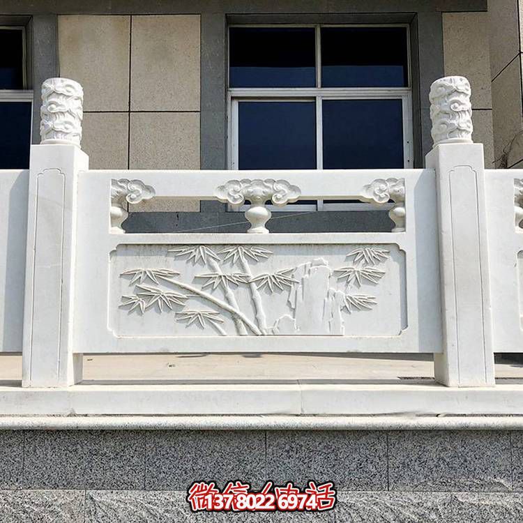精致古典庭院雕飾浮雕石柱、欄桿、欄板，營造溫馨園林