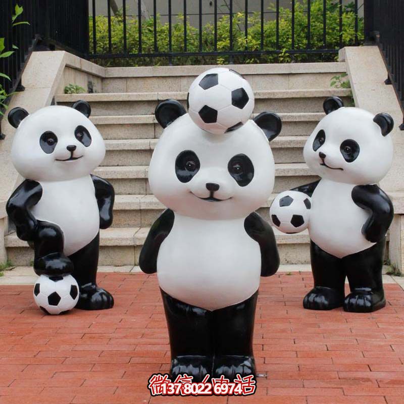 可愛熊貓雕塑，擺放玻璃鋼足球，為庭院添彩