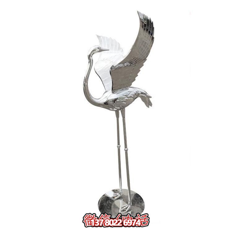 鏡面不銹鋼仙鶴雕塑，質(zhì)樸自然，展翅回頭