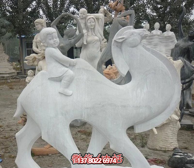 漢白玉駱駝雕塑，點綴公園里的抽象風情