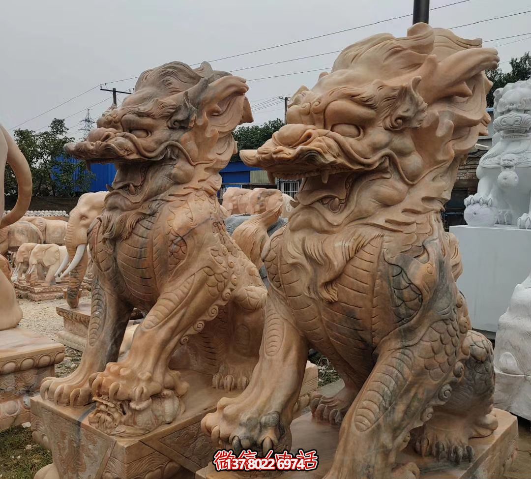 大型黃蠟石麒麟雕塑，點(diǎn)綴廣場(chǎng)景觀