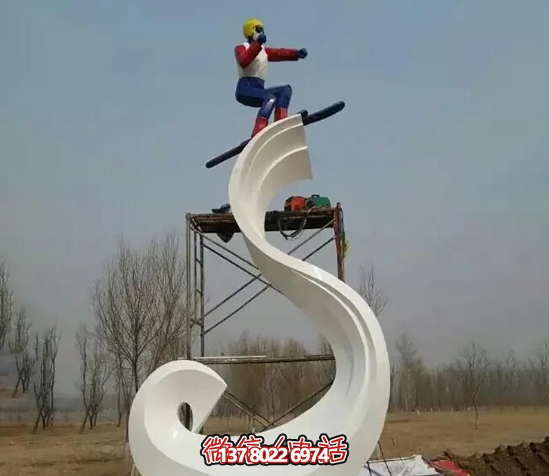 彩繪不銹鋼雕塑，把滑雪運(yùn)動(dòng)主題人物雕刻到廣場(chǎng)上