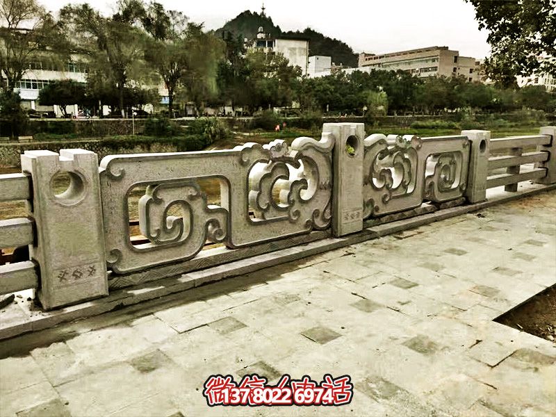 大理石石欄桿鏤空雕塑，讓湖邊的裝飾更加完美