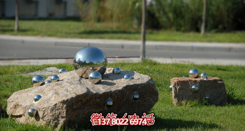 雕塑般的不銹鋼球體，帶給您不一樣的公園創(chuàng)意