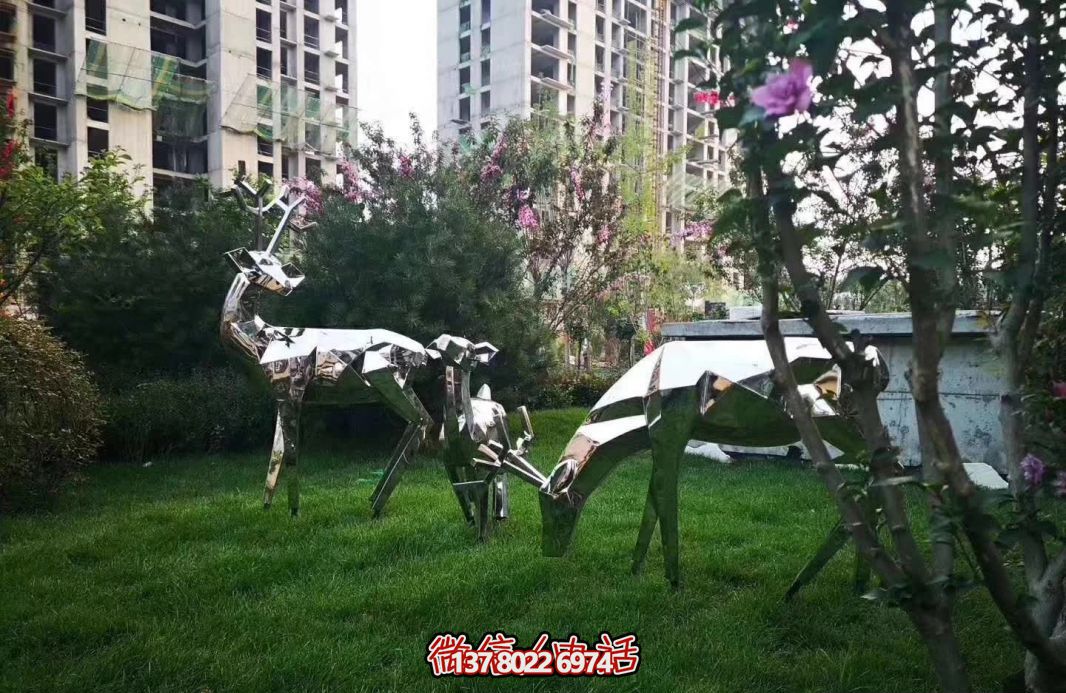 不銹鋼梅花鹿雕塑，讓公園草坪更美麗