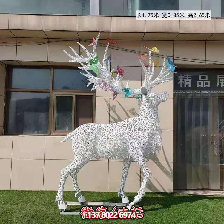 不銹鋼鹿角鏤空梅花亮化雕塑，為景觀廣場擺放