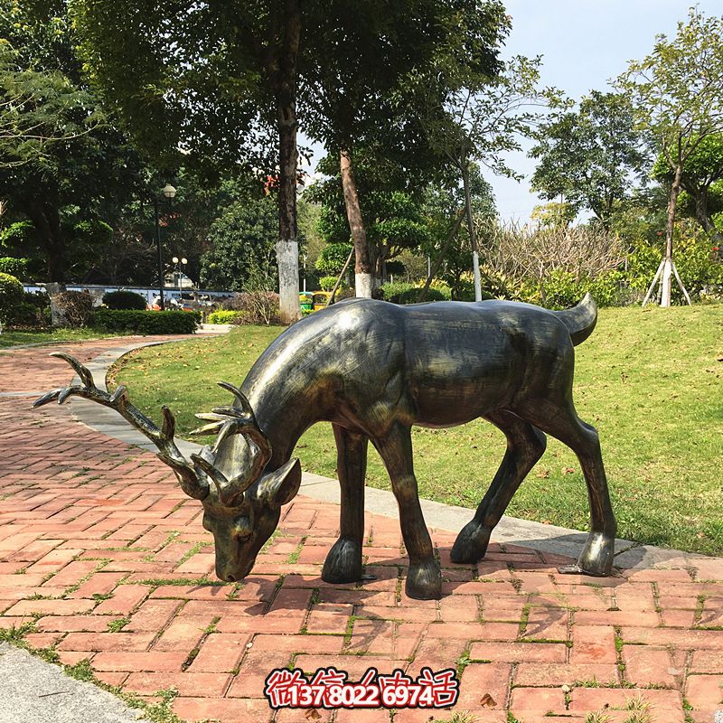 精美鹿雕塑，在公園里覓食的活力象征