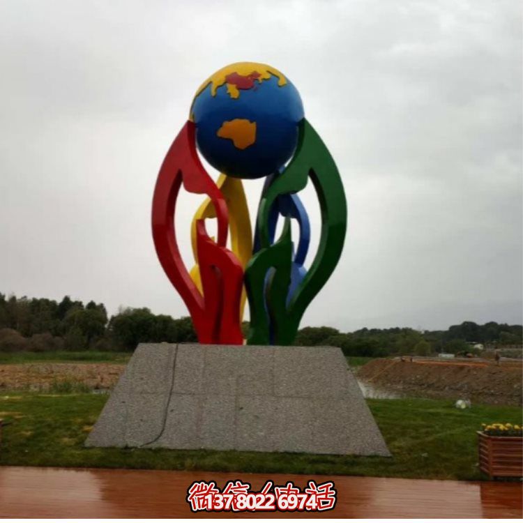 大型不銹鋼彩繪噴漆雕塑，為景區(qū)景觀廣場增色
