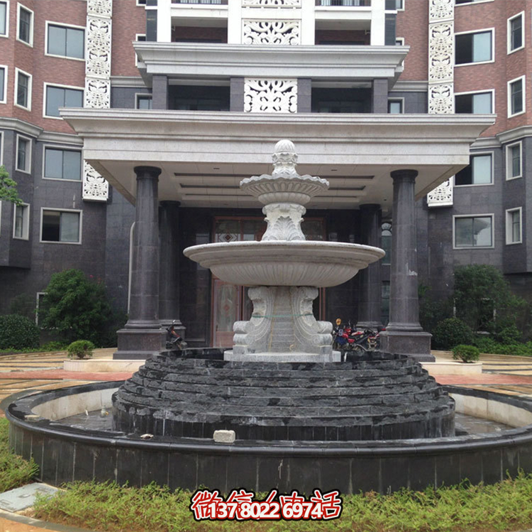 清新的雙層噴泉水雕裝飾，為辦公大樓門前增添靈動氣息