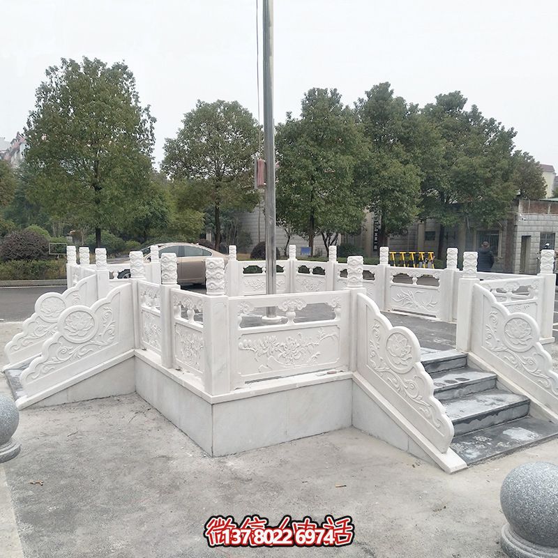 升旗臺石雕——精雕細琢，點綴校園風采