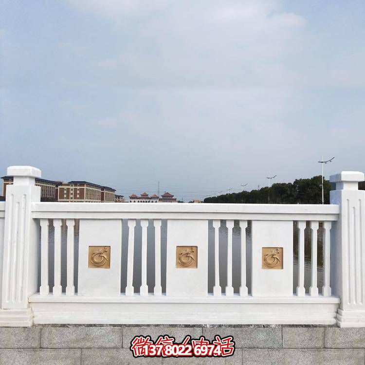 “羅馬柱式漢白玉歐式欄桿，為河道邊裝飾和防護(hù)”