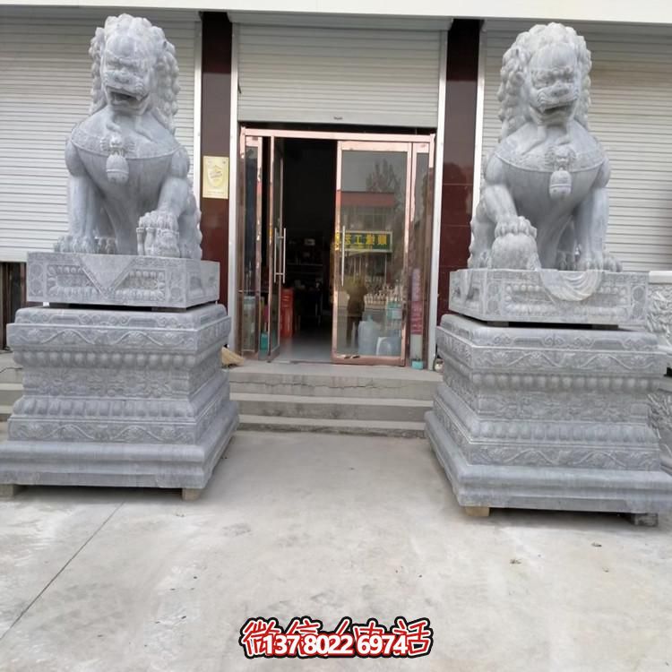 天然青石獅子雕塑，點(diǎn)綴景區(qū)大門
