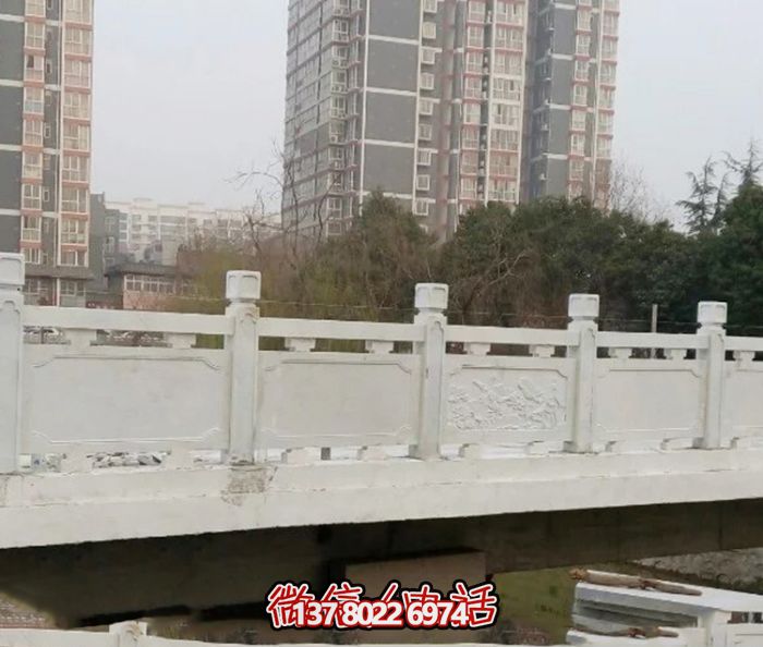 漢白玉鑲嵌欄桿，雕塑點綴美麗小區(qū)公園