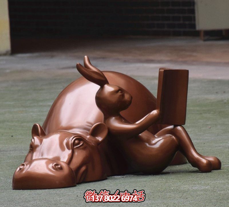 玻璃創(chuàng)意海馬雕塑，擺放于場(chǎng)內(nèi)，點(diǎn)綴你的生活