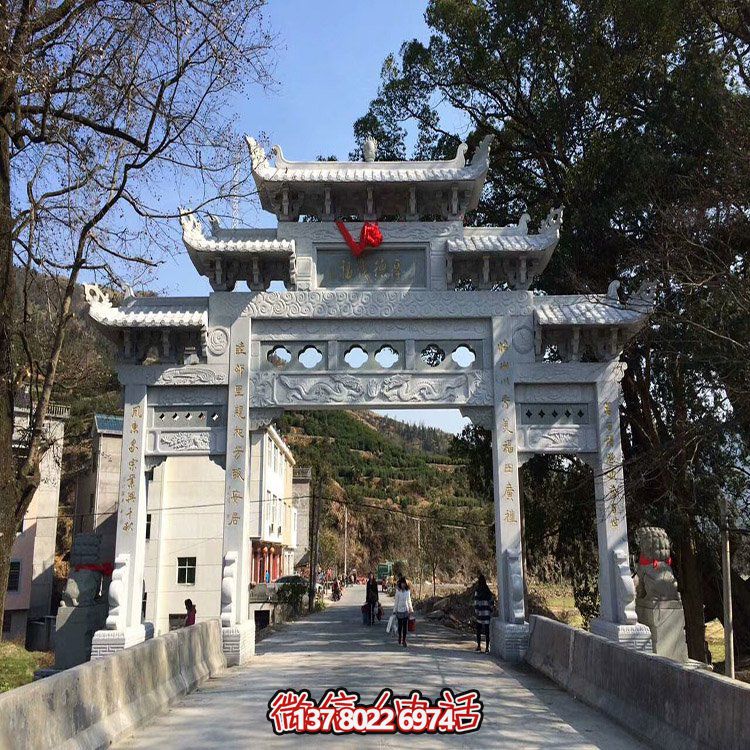 村口石牌坊，三間四柱石雕牌樓