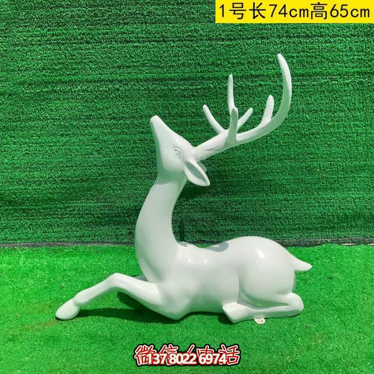 白色的梅花鹿，臥姿，仰頭，可上色