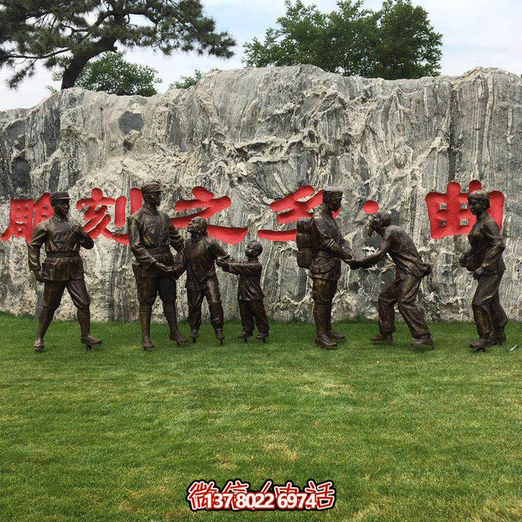 玻璃鋼仿銅人物，八路軍和鄉(xiāng)親握手的景觀擺件